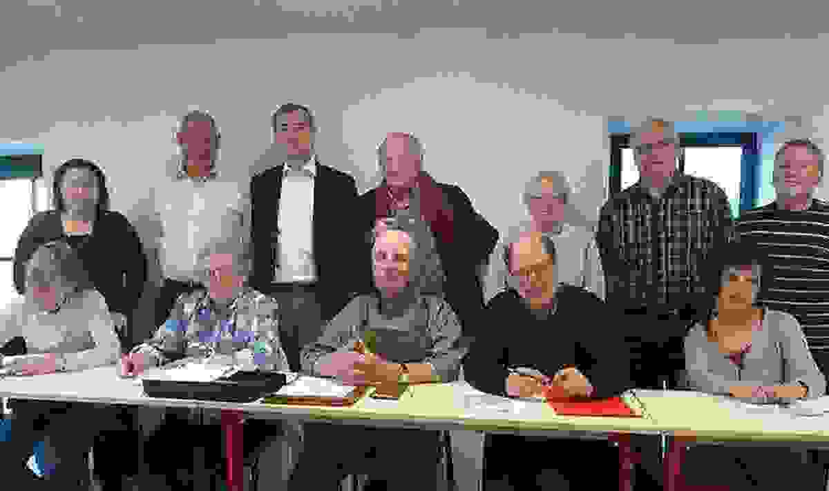 Jean-Seutein-Assis-au-centre