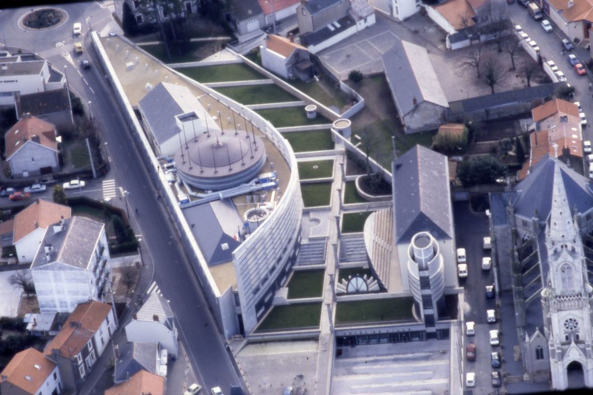 AMRezé_550W_351_6_2-1990-verticale-mairie