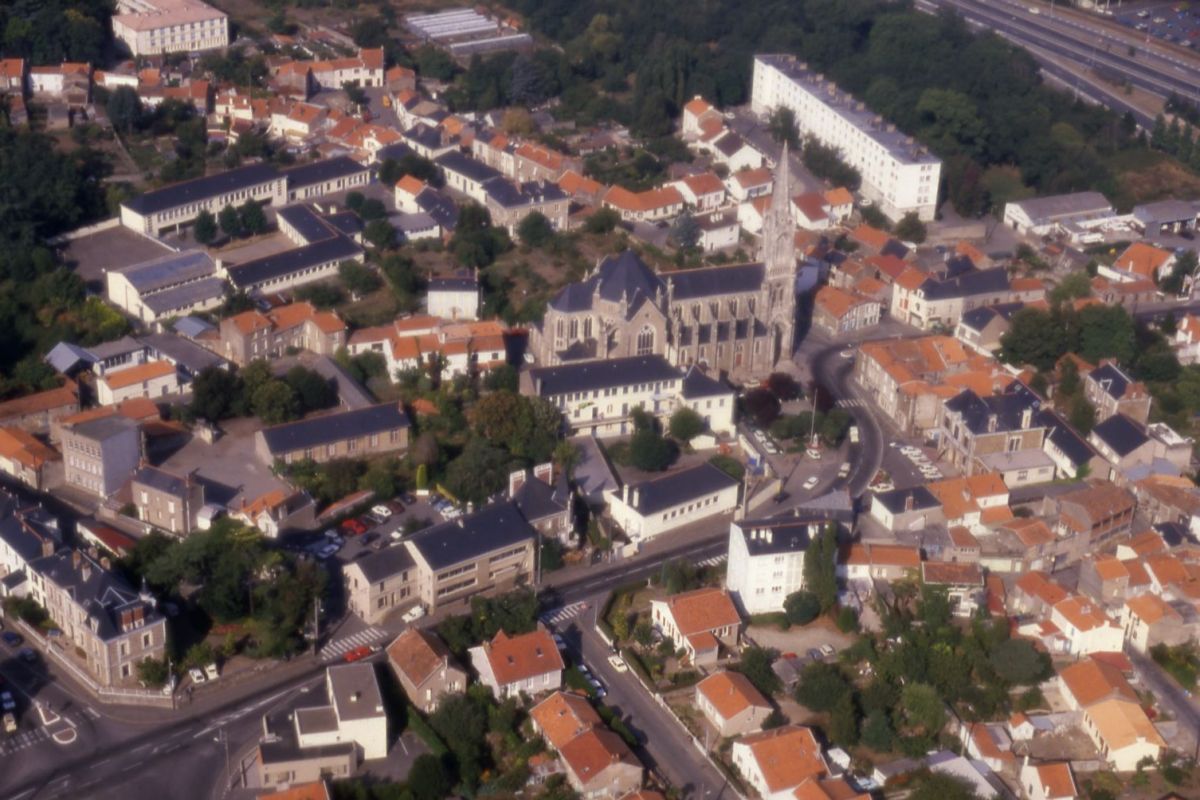AMRezé_550W_351_6_3-1985-vue-est
