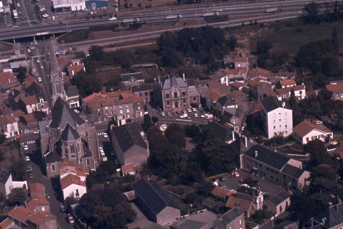 550W_351_6_4-1985-vue-sud-serree