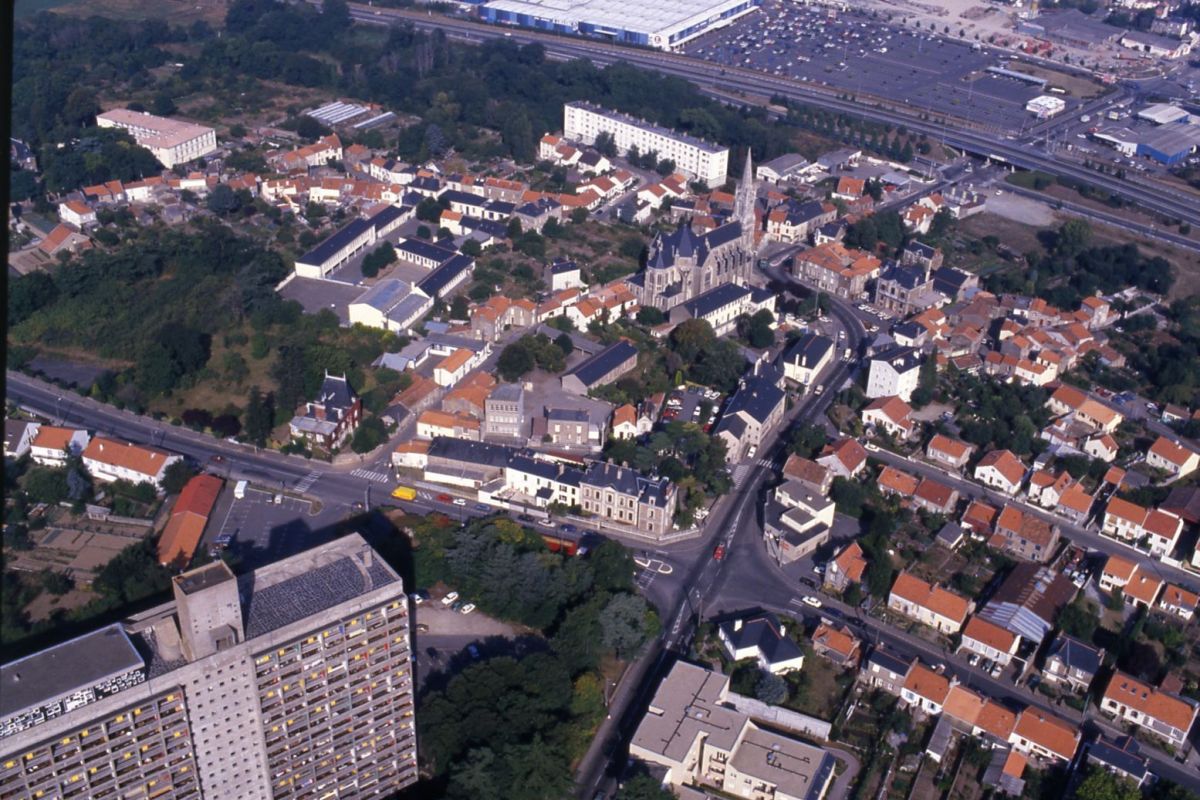 AMRezé_550W_351_9_14-1985-vue-sud-est
