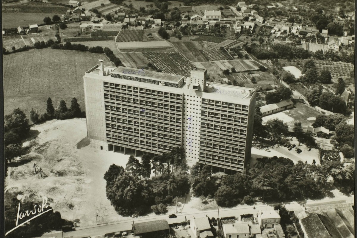 AMRezé_Vue aérienne de la Maison Radieuse, côté Est et le parc ; rue Théodore Brosseaud, en arrière-plan rue François Marchais et rue Jean-Baptiste Hamon