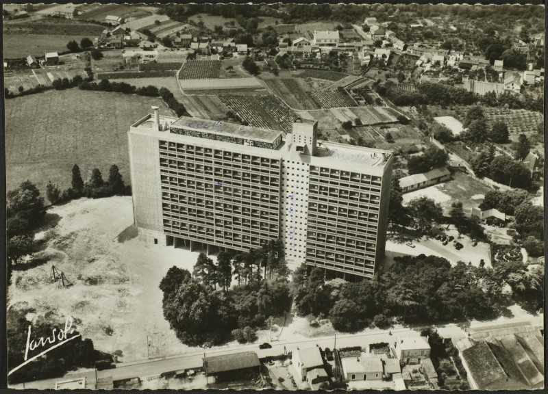 Vue aérienne de la Maison Radieuse, côté Est et le parc ; rue Théodore Brosseaud, en arrière-plan rue François Marchais et rue Jean-Baptiste Hamon