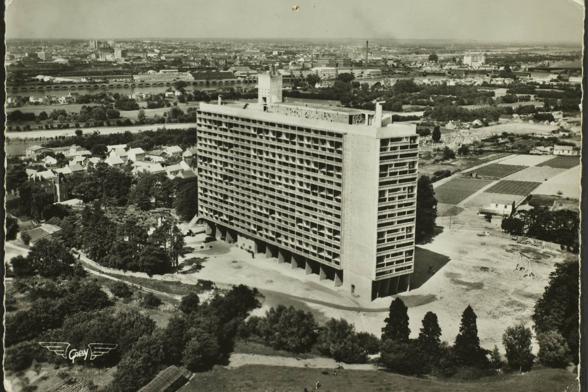 Vue aérienne de la Maison Radieuse, côtés Ouest et Sud ; rue Théodore Brosseaud, Georges Boutin et Saint-Lupien, château de la Bouvardière sur la gauche, à l'arrière-plan le cimetière Saint-Pierre, la route de Pornic, la Loire et Nantes