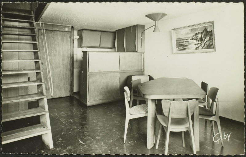 La Maison Radieuse ; vue intérieure d'une salle de séjour et d'un coin cuisine avec le mobilier d'origine