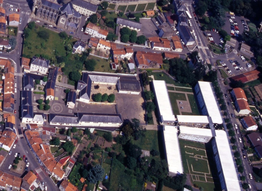 652-c-550W_341_13_46_mai_2001.jpg-bourg-Domus