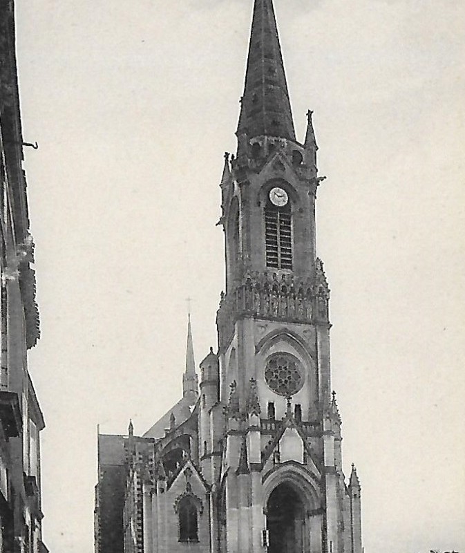 AMRezé_eglise-St-Pierre-vue-de-la-place