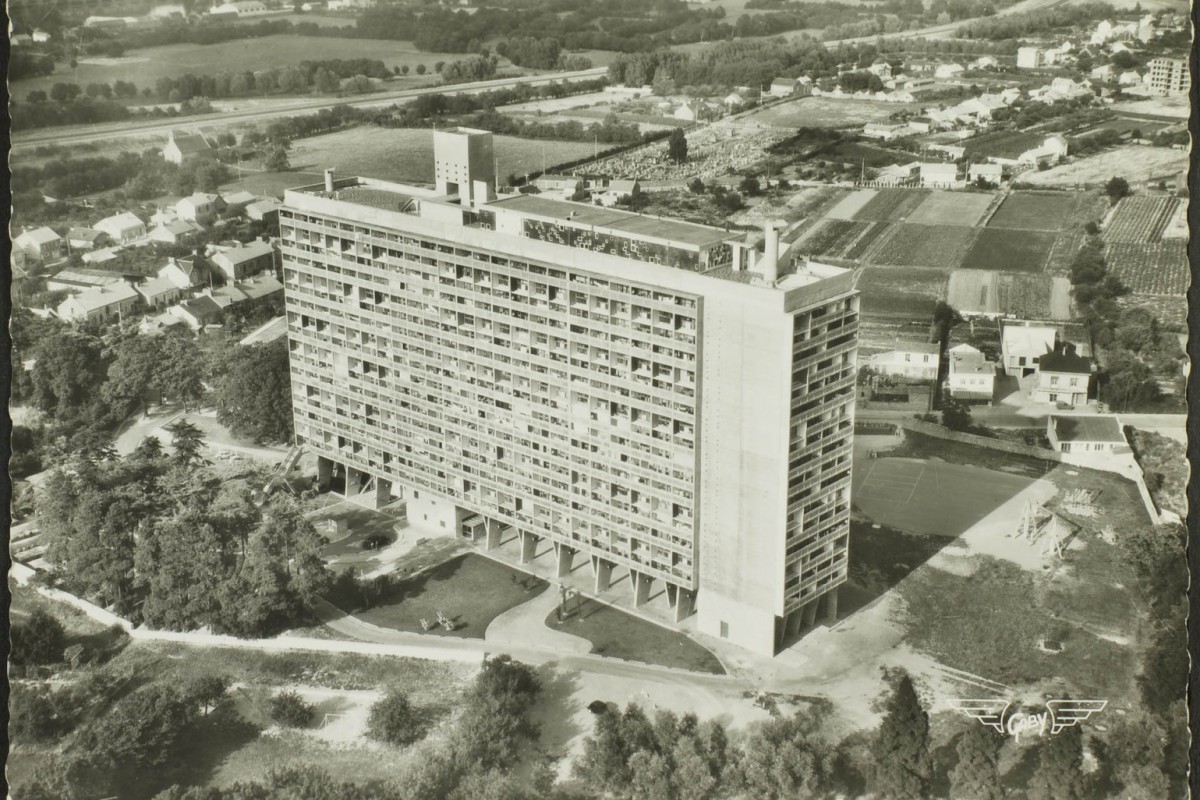 Vue aérienne de la Maison Radieuse, côtés Ouest et Sud et le parc ; rue Théodore Brosseaud, Georges Boutin et Saint-Lupien, à l'arrière-plan cimetière Saint-Pierre, chapelle Saint-Lupien, route de Pornic