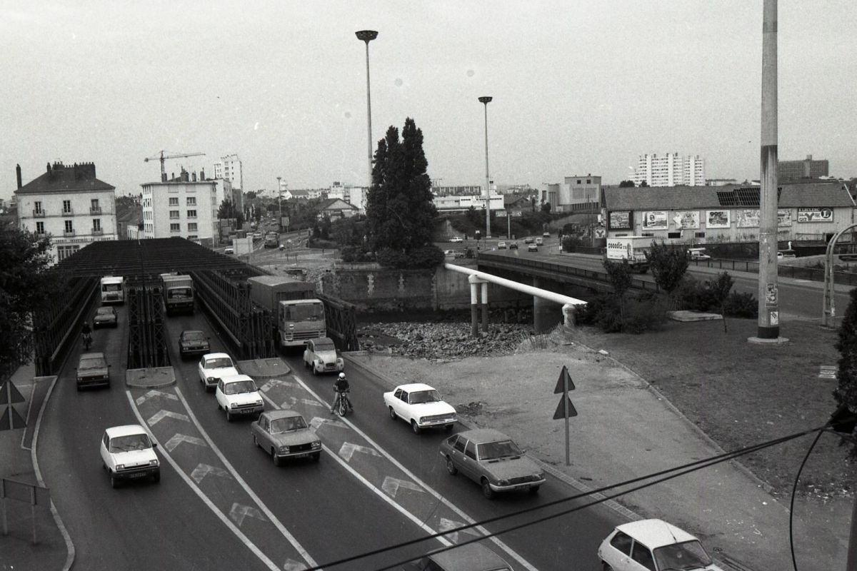 1980-Pont-Rousseau-circulation-505W1025_4