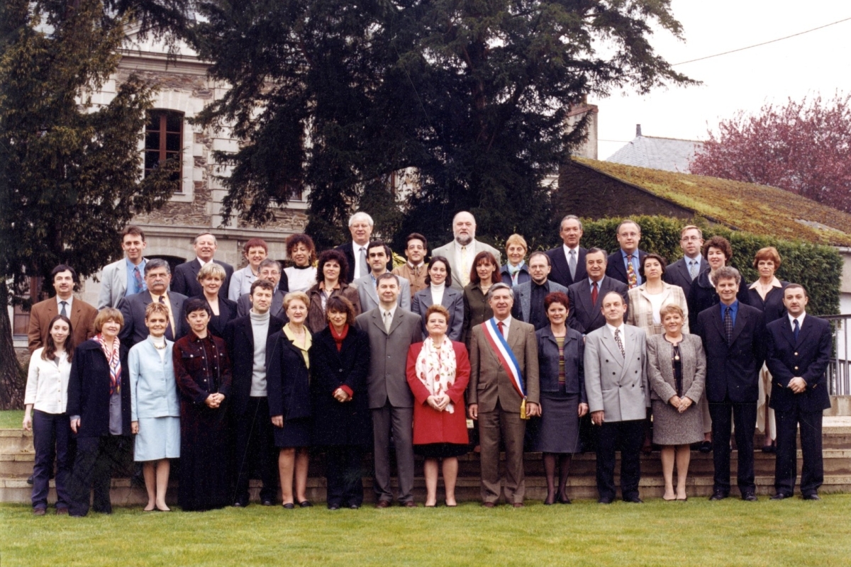 AMRezé_550W343_06_3_nouvelle-‚quipe-municipale_mars-2001