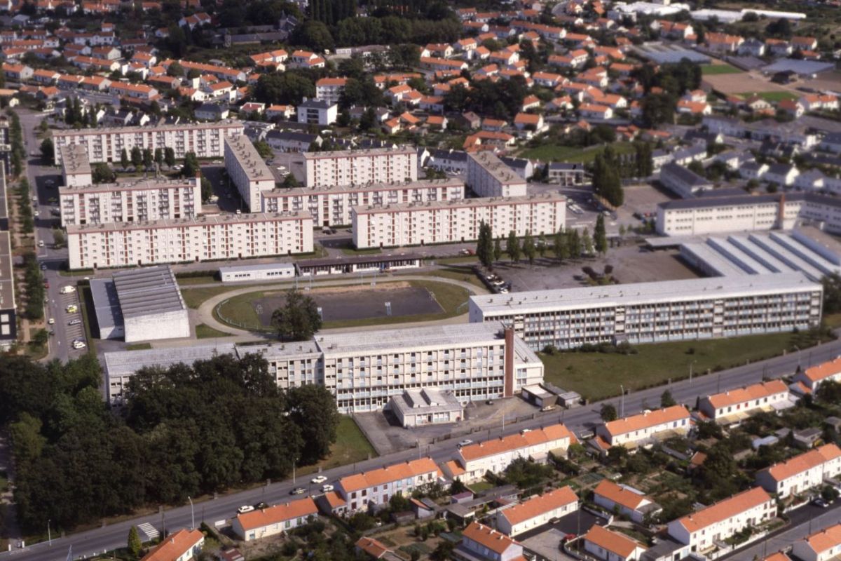 AMRezé_1963-550W_341_13_9-bas-Landreau-lycee-chateau