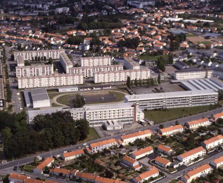 AMRezé_1963-550W_341_13_9-bas-Landreau-lycee-chateau