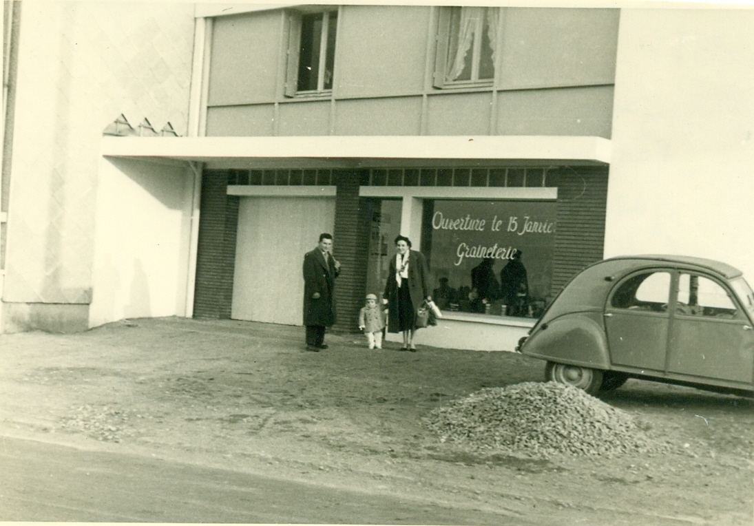 21-VFortin-1957-Ouverture-du-magasin-Benjamin-Madeleine-Jacques-Marie-Do-dans-la-voiture