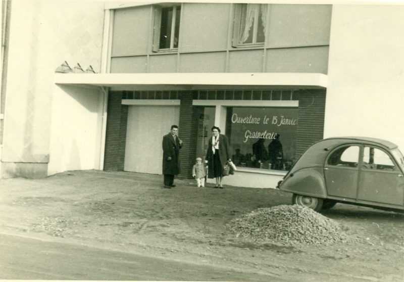 21-VFortin-1957-Ouverture-du-magasin-Benjamin-Madeleine-Jacques-Marie-Do-dans-la-voiture