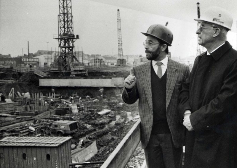 1989-ouest_france_-_michel_chauty_devant_le_chantier