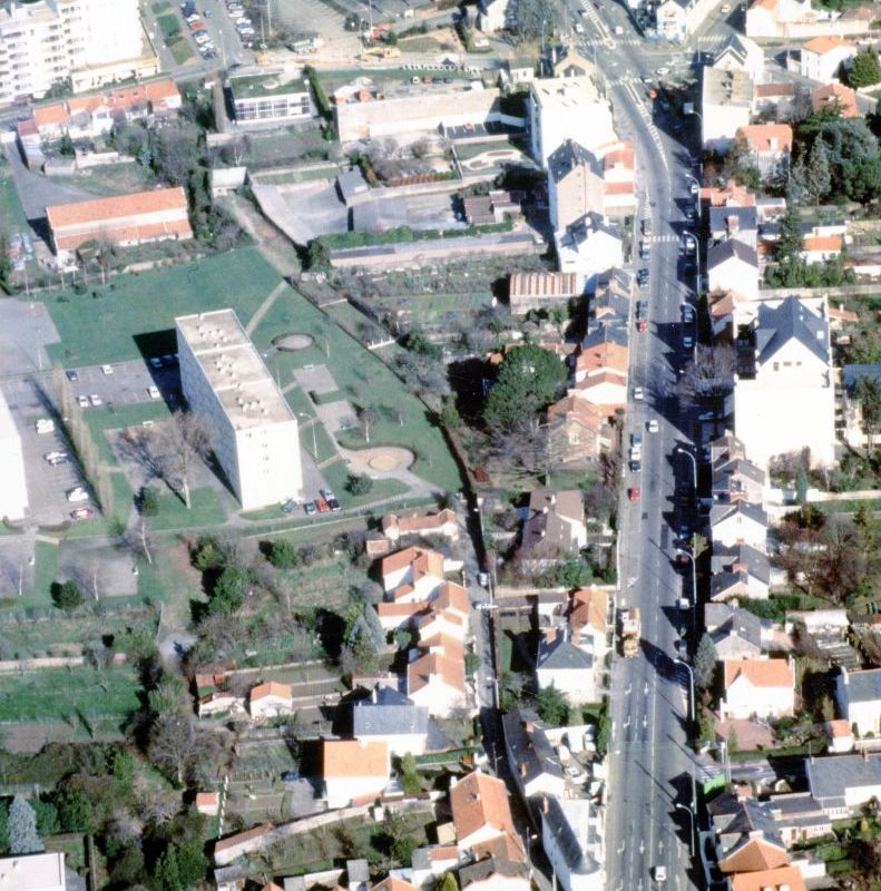 AMRezé_550W_350_1_1-1990-tramway-dans-le-Leard