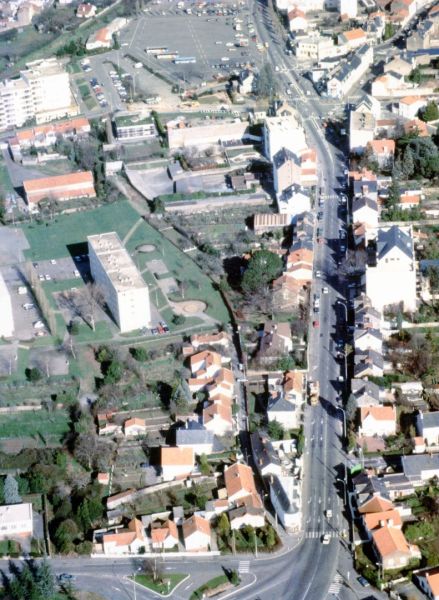 AMRezé_550W_350_1_1-1990-tramway-dans-le-Leard