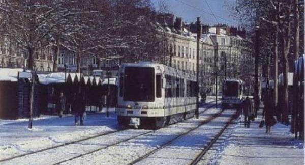 AMRezé_1985-01-07-mise-service-premier-tramway-moderne-a-nantes