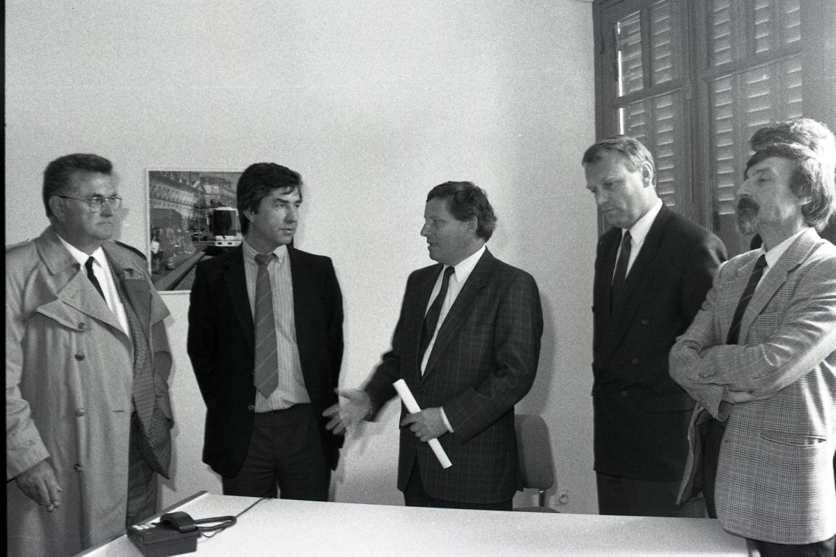 1990-06-point-info-505W1245_121