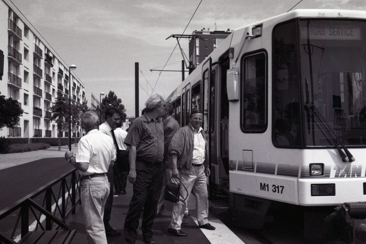 AMRezé_1992-07-9-tram-passe-505W1245_16
