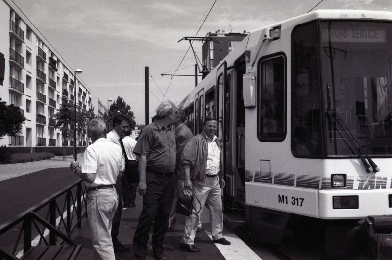 AMRezé_1992-07-9-tram-passe-505W1245_16