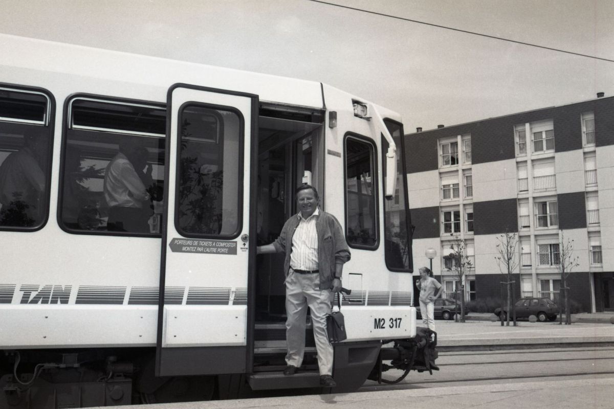 AMRezé_1992-07-9-tram-passe-505W1245_28