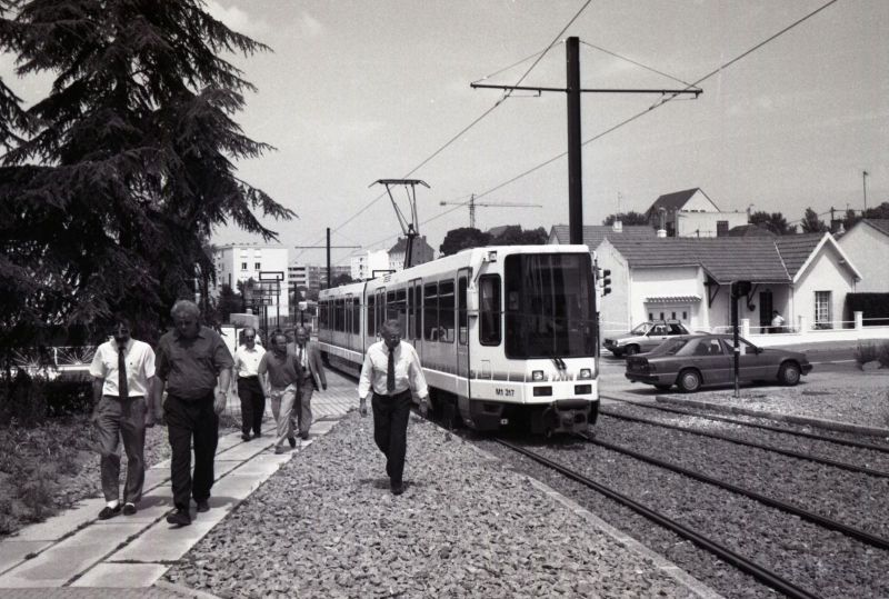 AMRezé_1992-07-9-tram-passe-505W1245_33