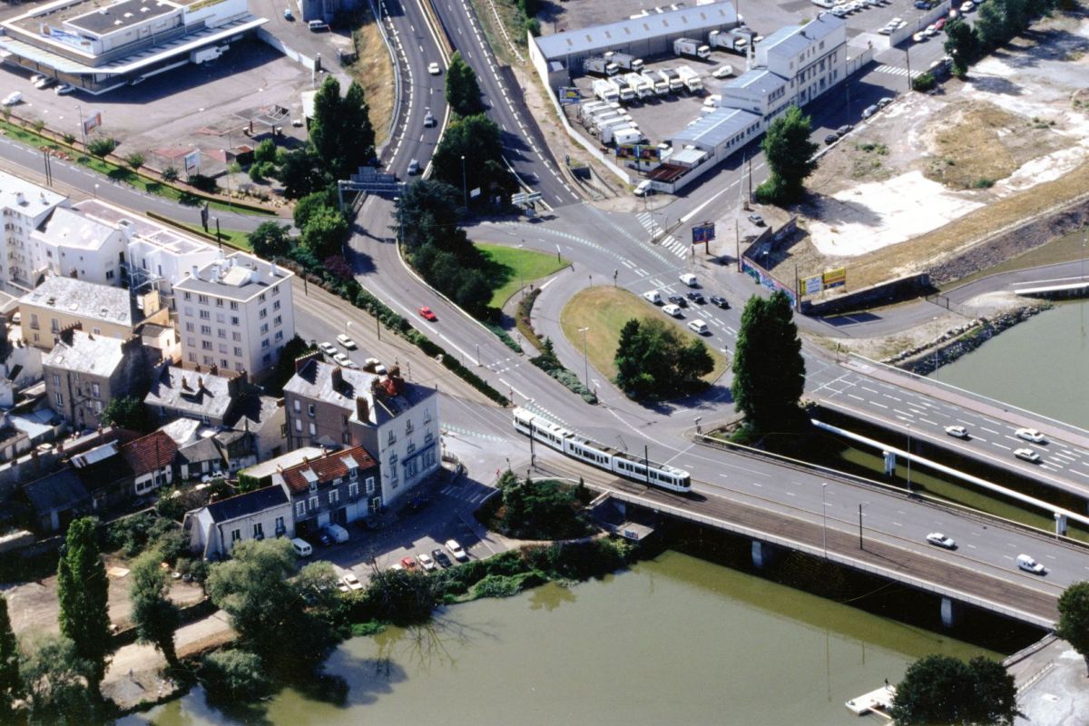 AMRezé_1992-tram-Pt-Rousseau-550W_350_1_29