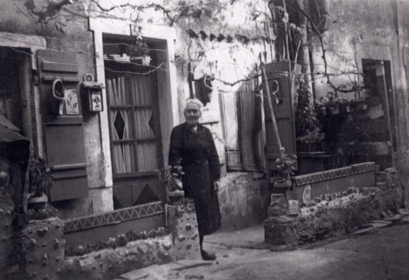 Balloche_Madame_devant_chez_elle