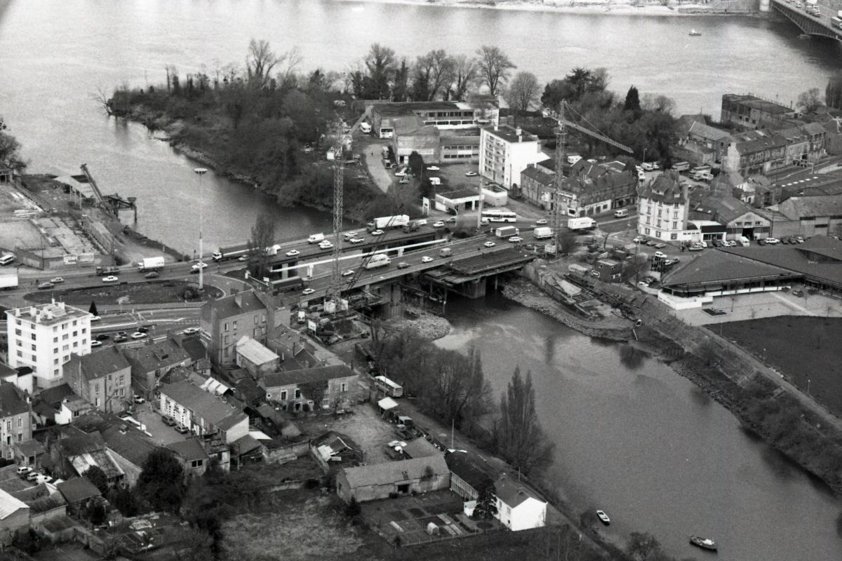 AMRezé_1983-04-Pont-Rousseau-debut-pont-Bailey-505W1207_1