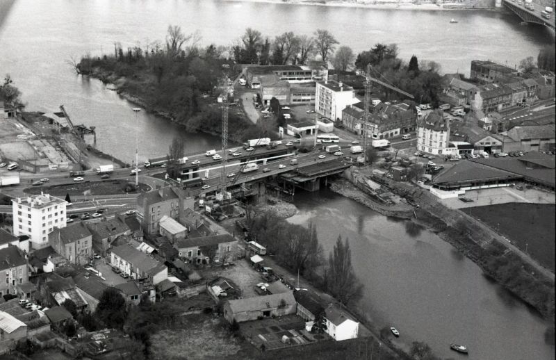 AMRezé_1983-04-Pont-Rousseau-debut-pont-Bailey-505W1207_1