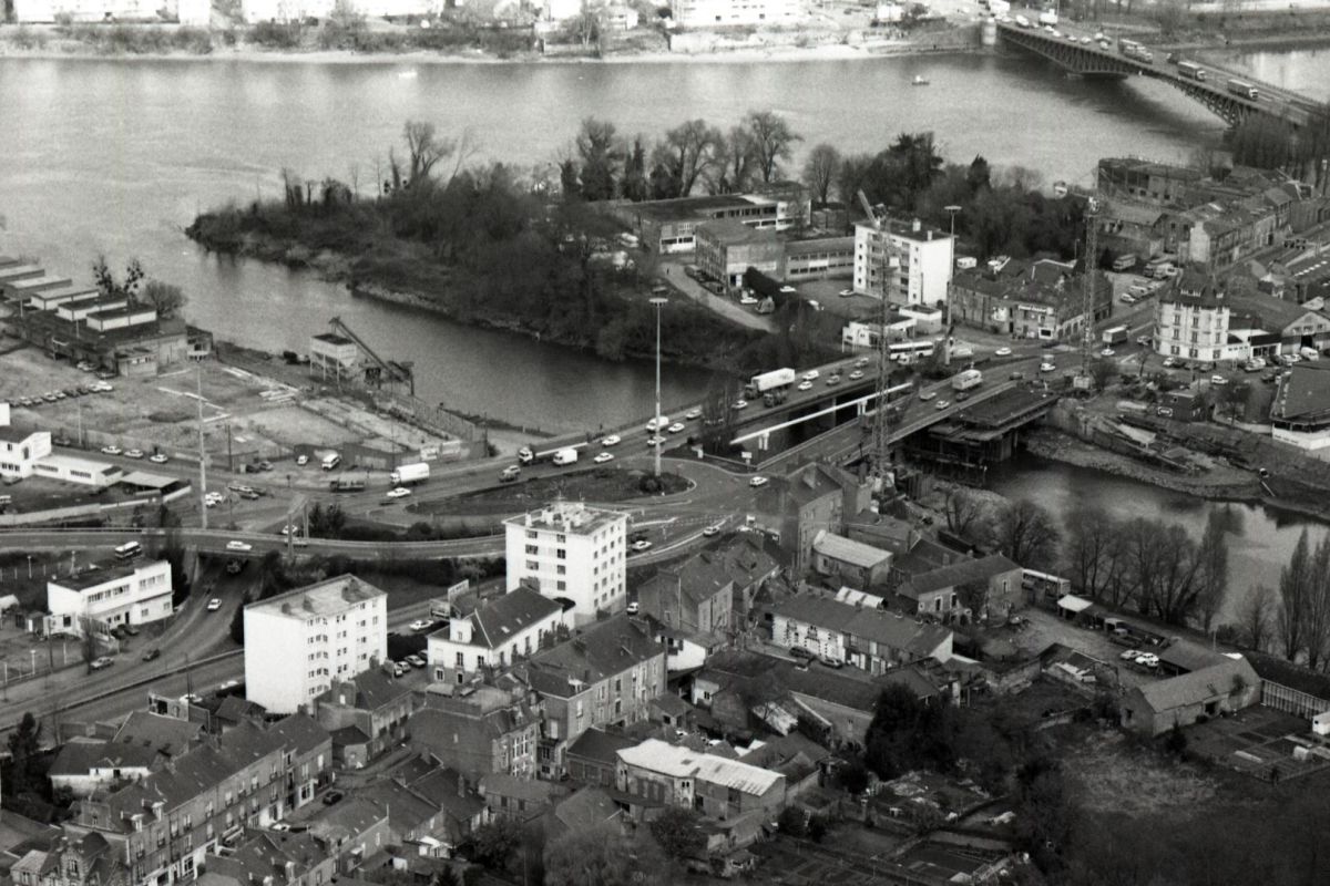 AMRezé_1983-04-Pont-Rousseau-debut-pont-Bailey-505W1207_7