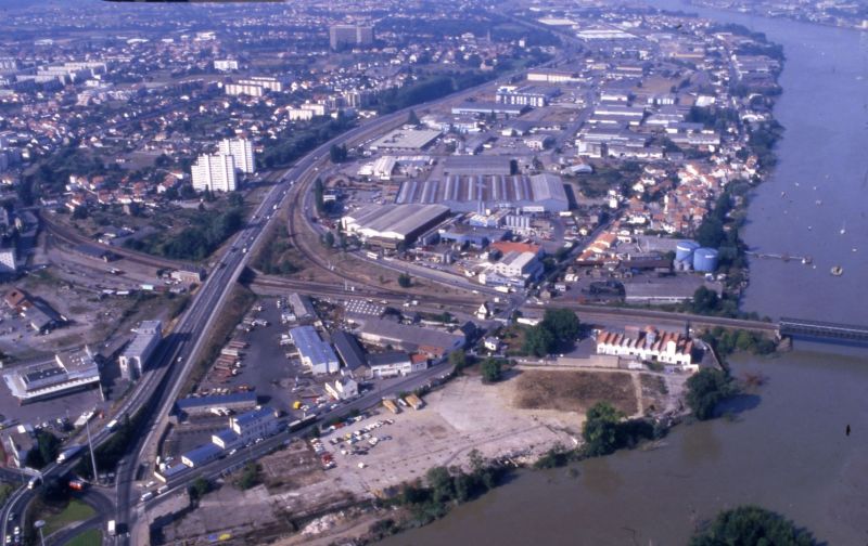 AMRezé_1992-550W352_4_3-ex-abattoirs-carboxiqie