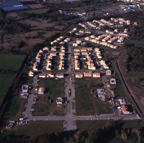 AMRezé_550W_341_13_38_novembre_1998-Clos-des-iles-mi-acheve