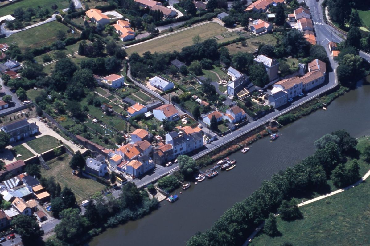 550W_341_06_25-quai-Leon-Secher