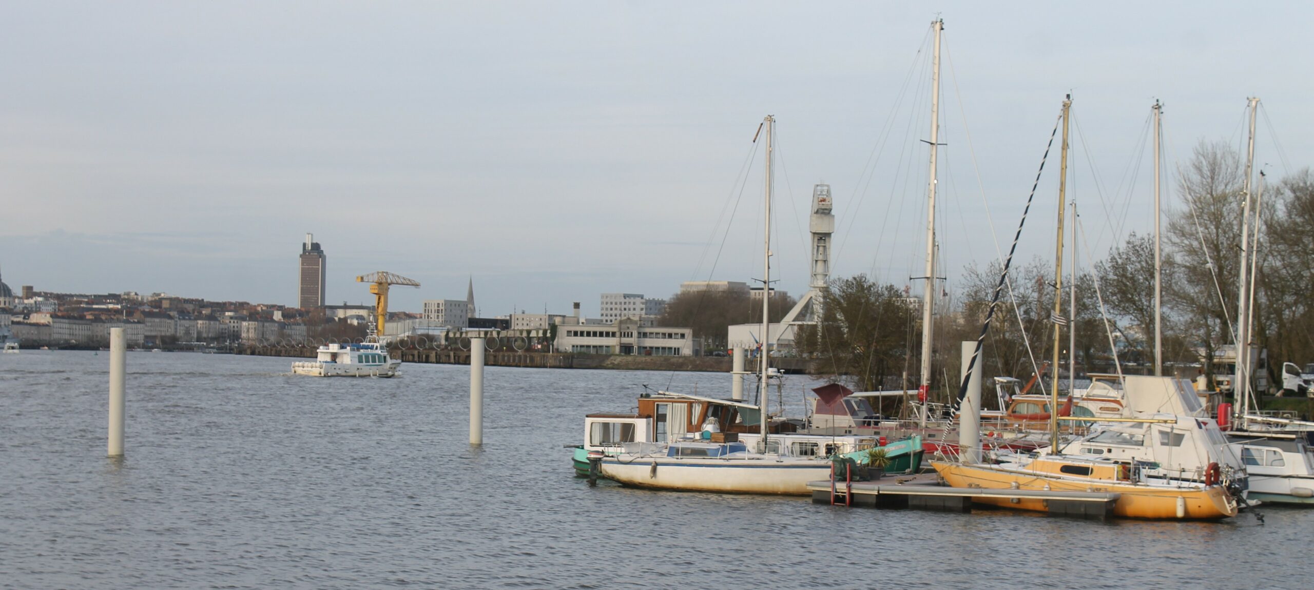 De la grève au port de yachts, et au dortoir sur la vase de la Loire à Trentemoult